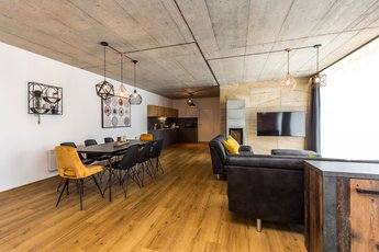 EA Active Resort Kraskov - VIP villa - obývací pokoj s kuchyňkou a jídelnou